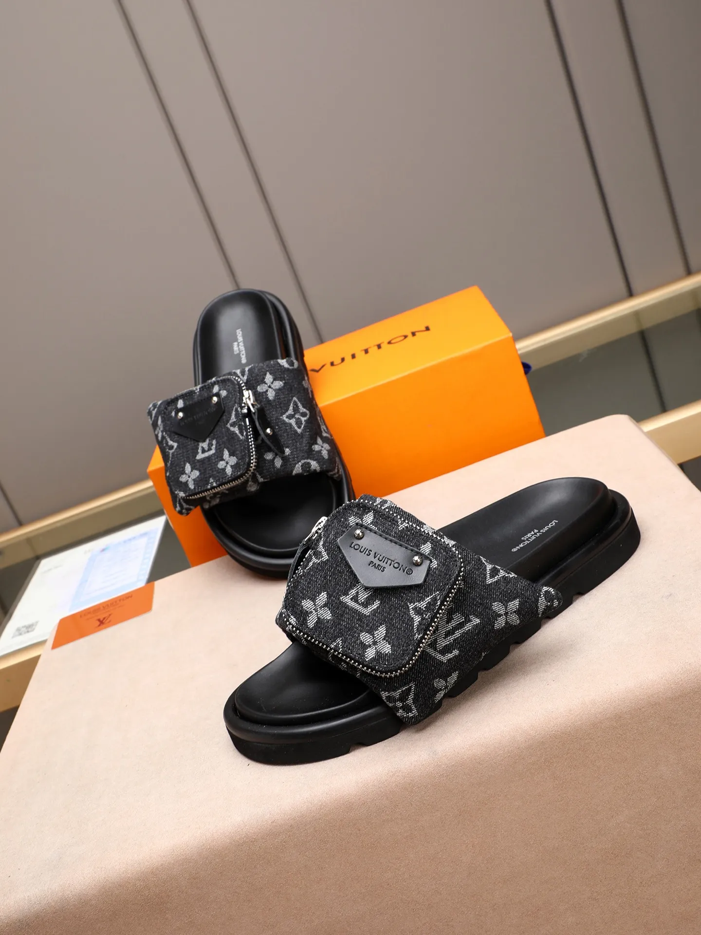 PP400 couple model with drawer box [LOUIS VUITTON] Louis Vuitton, the latest LV official website printed wallet and men's and women's slippers🔥🔥🔥 are now on the market. The drawer box is packed with cloth bags and cards. The upper pattern looks very soft and waxy, and it is a super versatile leg slimming tool. Fabric: Imported denim/down silk cotton embossed, official website pattern printing, lining: water-dyed sheepskin down filling, comfortable to wear, feet: high elastic PU water table. Sole: foam sole, heel height: about 5cm. Size 35-46, 35, 45 and 46 are custom-made and cannot be returned or exchanged. Color: multiple colors available.